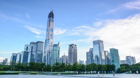 “现在福田中心区换办公室的客户，大多数都是因为今年经济收入不行，承受不起这么高的租金。”在福田中心区做写字楼出租工作的中介江先生告诉《华夏时报》记者，目前中小企业搬离福田中心区的情况越来越多。  　　中原盘源系统显示，目前福田中心区的空置率总体相对较高，但个盘差别挺大，平安金融中心空置率只有10%、皇庭广场空置率为9.5%。  　　在当前经济环境下，深圳全市写字楼一边是供应量充足，空置率不断攀升。另一边一波中小企业迫于成本压力正搬离市中心区，由此导致部分写字楼的空置率居高不下，租金不断下探，招租成为一大难题。    　　近三年写字楼供应持续走高  　　随着深圳全市写字楼空置率不断攀升，租金一路下行，不少写字楼面临招租难的窘境。今年以来，随处可见写字楼招租广告以及免租信息，各中介、房东为招租费了不少心思，但收效甚微。    　　第一太平戴维斯统计数据显示，深圳市2020年第一季度平均空置率结构性环比上升1.2个百分点，达26.2%。截至季末，深圳全市平均租金下降至201.7元/平方米/月，租金指数环比下跌1.6%。  　　而值得注意的是，供应增加无疑是深圳写字楼空置率攀升的主要推手。《华夏时报》记者根据第一太平戴维斯近年来发布的写字楼报告梳理得知，从2018年起，深圳写字楼供应量再呈上升走势。数据显示，2018年深圳全年累计供应量不足80万平方米，2019年深圳全年累计供应量达107.7万平方米。截至2019年底，深圳全市甲级写字楼总存量同比上升17.7%，至715.6万平方米。  　　与此同时，第一太平戴维斯预测，深圳2020年将迎来未来五年内的甲级写字楼供应高峰，全年预计累计共有134万平方米的新增写字楼面积交付，且未来五年新增供应总计达507万平方米。随着疫情结束和经济的发展，写字楼去化速度才可能得到相应变化，但租赁市场的竞争料将持续。  　　中小企业逃离福田中心区  　　“时常可以碰到一些中小企业换租、退租的情况，陆续搬离到租金更低的地段去了。”在福田中心区做写字楼出租工作的江先生对《华夏时报》记者表示，今年受疫情影响，一些中小企业为了节约租金成本以及员工的生活成本，搬离了中心区，有些甚至搬去了龙华、龙岗区。  　　陈女士所在的一家私募公司不久前便搬离了深圳福田中心区的平安金融中心。陈女士反映，一是平安金融中心作为地标级写字楼，租金始终维持高位，且议价空间不大；二是考虑到公司今年的整体效益不如往年。从福田中心区“逃离”后，陈女士所在的公司搬至岗厦地铁站附近，虽然还是在福田区，但岗厦总体的租金水平是平安金融中心租金的一半左右。  　　《华夏时报》记者了解到，平安金融中心的租金价位一直处于福田中心区最高水平，据中介沈先生表示，目前该写字楼的租金在350-500元/平方米/月。相比于周边其他写字楼200元/平方米/月出头的租金，平安金融中心作为地标，租金也高了一倍多。  　　让利招租情况难言乐观  　　“现在招租91视频黄色软件不收取承租方任何中介费，如果能和91视频黄色软件签约，91视频黄色软件还可以和承租企业平分佣金。”中介江先生对《华夏时报》记者表示，尤其是有一波金融公司爆雷，集体退租，后面再招租就更难了，所以有些二房东也跟着“跑路”了。  　　沈先生在深圳福田区从事写字楼出租工作已超过10年，他告诉《华夏时报》记者，近1年来，深圳写字楼租金下降了20-35%。除报价有所下跌之外，出租方给承租企业的免租期、相应折扣等方面，都有较大的让利空间。  　　与此同时，虽整体租金议价空间拉大，但仍有不少中小企业迫于中心区高昂的租金压力，选择退而求其次，往租金价格低的地段撤离。而更有甚者，一些小型的公司甚至直接搬离深圳，向东莞、惠州转移了。  　　面对不断撤离的企业，沈先生表示：“现在业主都是在诚心招租，如果公司承租面积够大、公司资质也还可以，租金方面都是很好商量。”沈先生对《华夏时报》记者表示，由于此次疫情，业主方对于资质好的企业，都会给予较多的让利空间。  　　沈先生向记者透露，目前平安金融中心A座有空置写字楼出租，而对于入驻的企业，需要事先核实企业资质。对于资质较好的企业，出租方给出的租金会有较大的优惠。“一般大型企业过来都会比较受欢迎，业主会给出合理的价格，留住客户。”沈先生表示，如果是世界500强企业，租金可以打7-8折。  　　来源：华夏时报